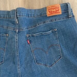 Levi’s 721 High Rise Skinny Women’s Jeans 24W Med blue wash EUC